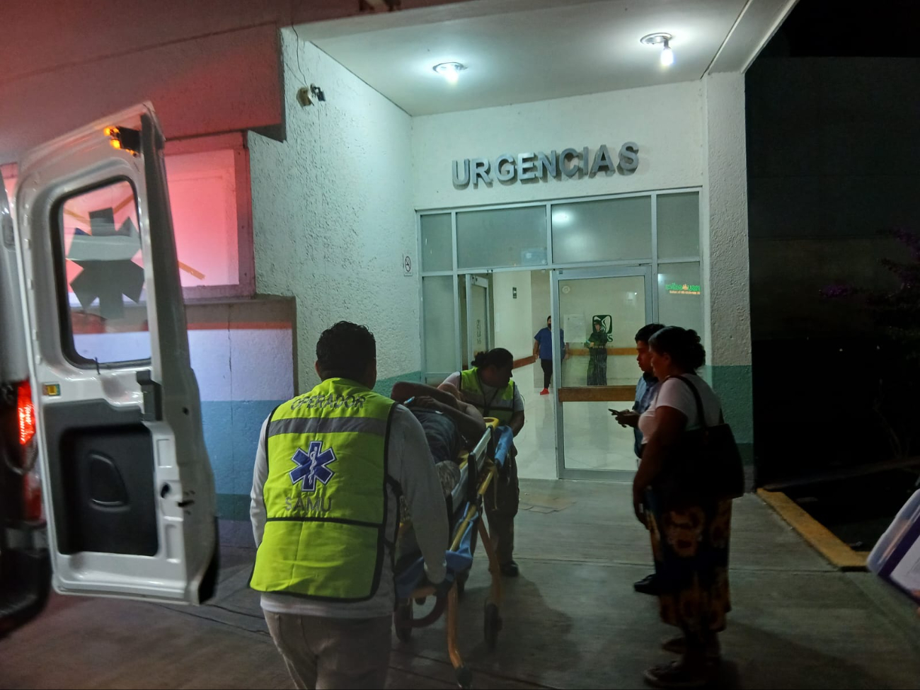 Albañil cae de segundo piso y termina dentro de un pozo en Escárcega; está grave