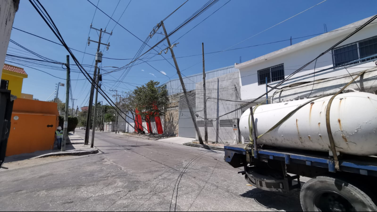Choque de camión con poste deja a Nacozari sin luz por más de 10 horas