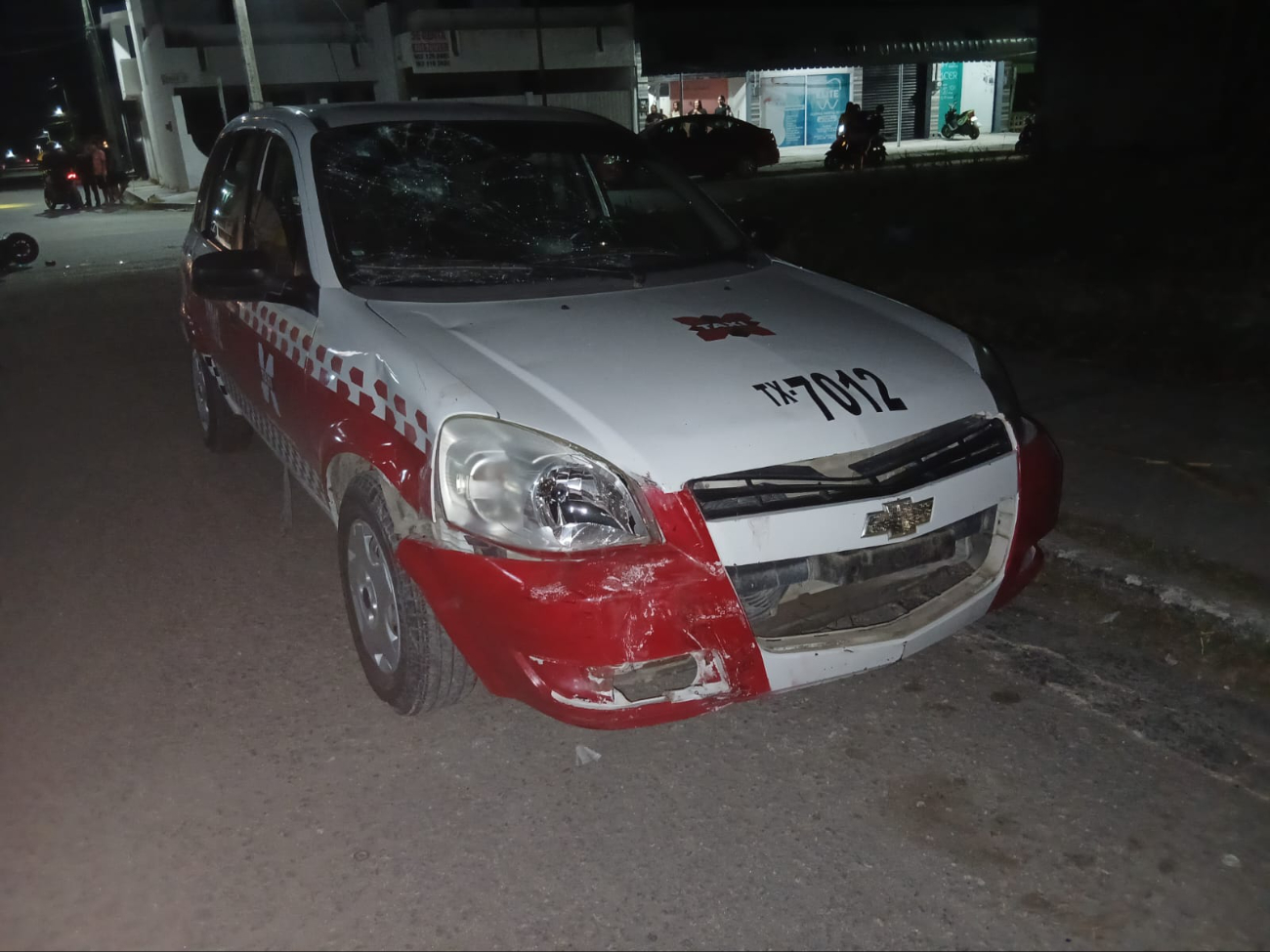 Taxi ignora  alto y arrolla a dos menores en motoneta en Escárcega