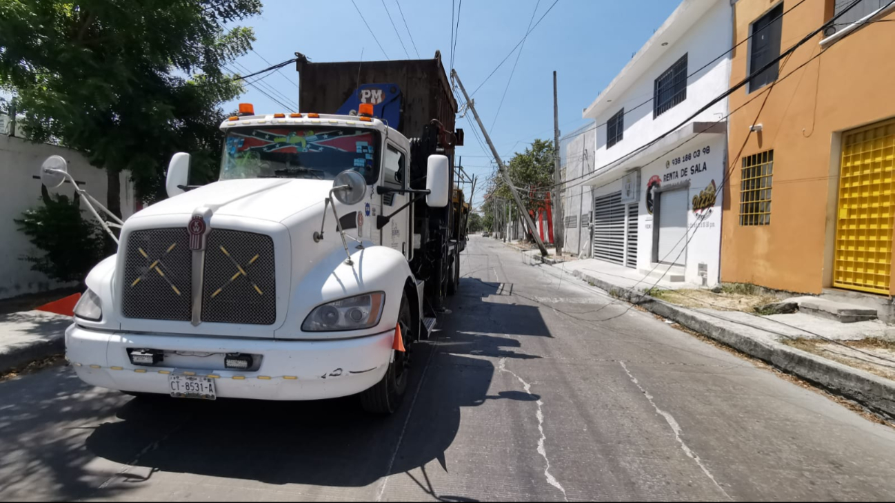 El vehículo derribó líneas de alta tensión, dejando un poste a punto de colapsar. El vehículo derribó líneas de alta tensión, dejando un poste a punto de colapsar.