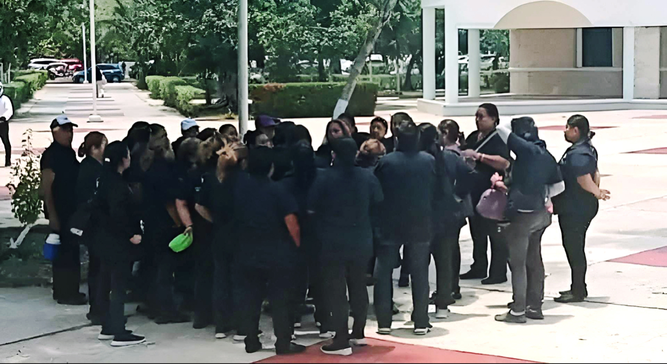 Trabajadores de la UAEQROO en Chetumal hicieron paro de labores para exigir sus prestaciones de ley