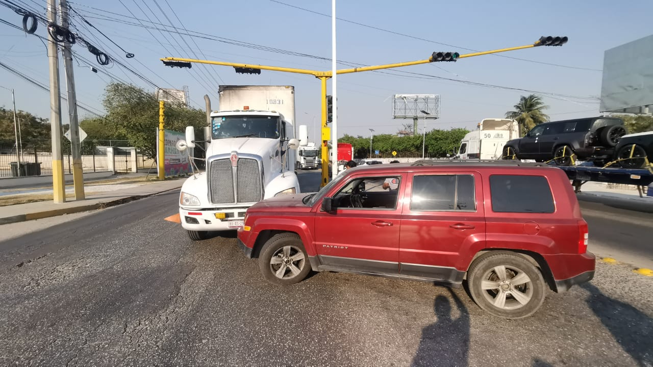 Un choque entre un tractocamión y una camioneta particular causó una intensa congestión vial en La Riviera