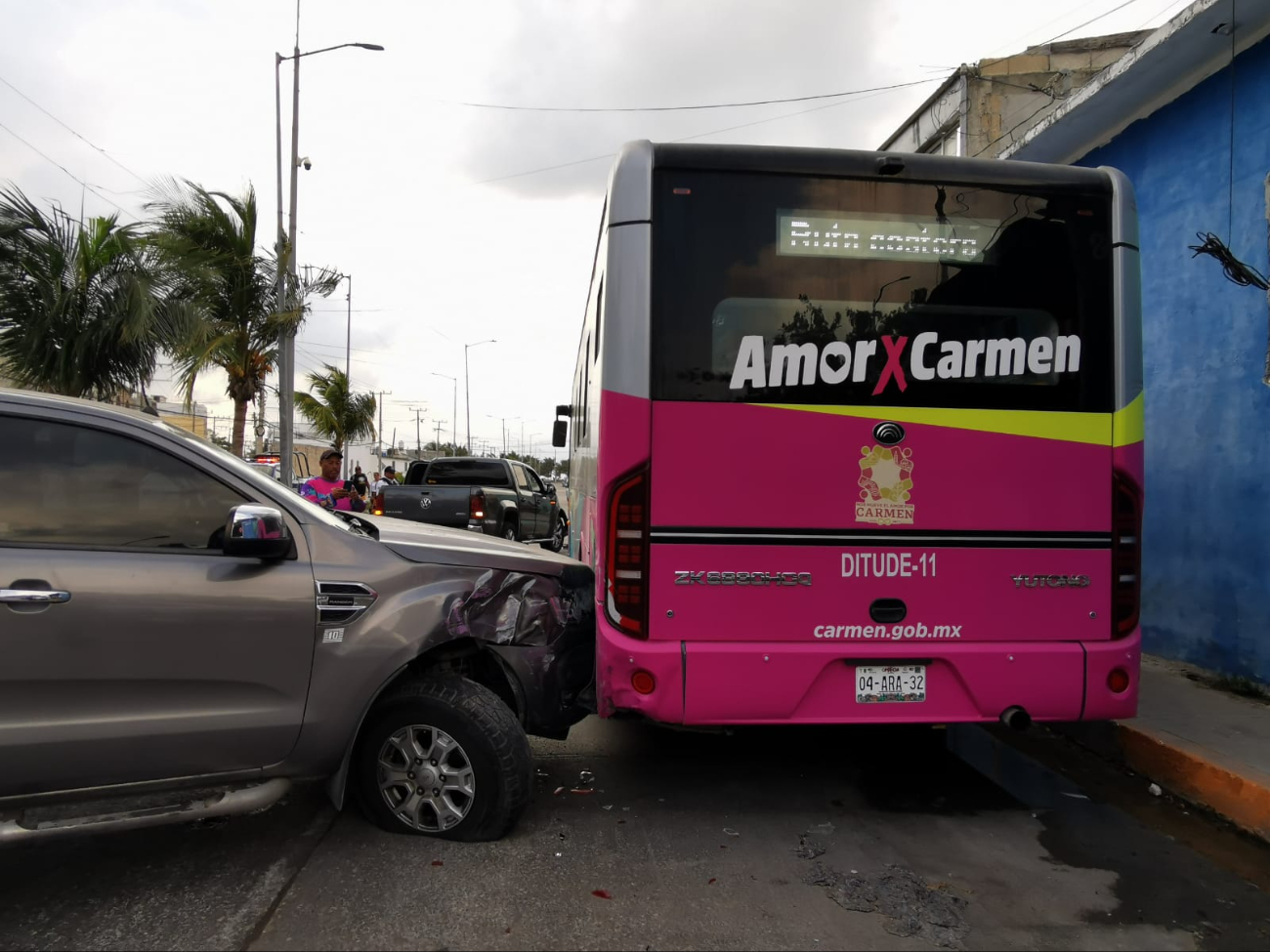 El camión de "Amor X Carmen" se encontraba bien estacionado. El camión de "Amor X Carmen" se encontraba bien estacionado.