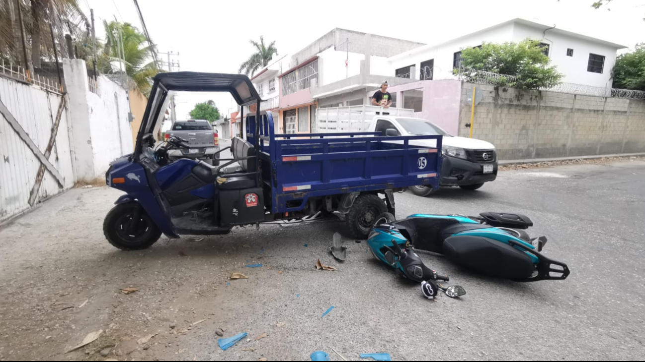 El joven impactó el costado trasero del vehículo, provocando daños materiales. El joven impactó el costado trasero del vehículo, provocando daños materiales.