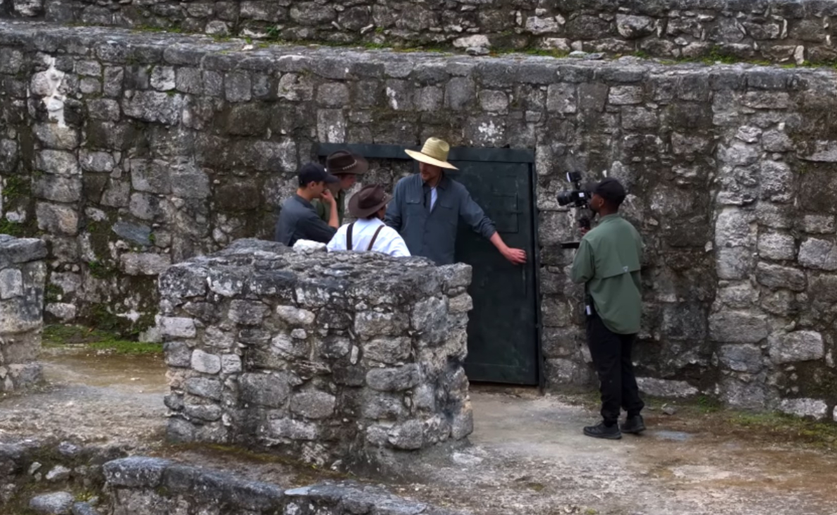 Exploró templos antiguos, zonas restringidas y rituales mayas en la Península de Yucatán. Exploró templos antiguos, zonas restringidas y rituales mayas en la Península de Yucatán.