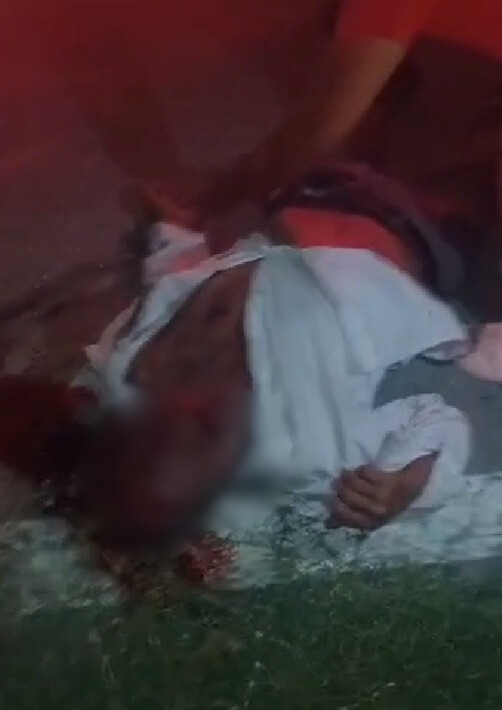 La víctima, conocida como "el paletero", fue auxiliada y trasladada en ambulancia, pero falleció horas después debido a un fuerte golpe en la cabeza. La víctima, conocida como "el paletero", fue auxiliada y trasladada en ambulancia, pero falleció horas después debido a un fuerte golpe en la cabeza.