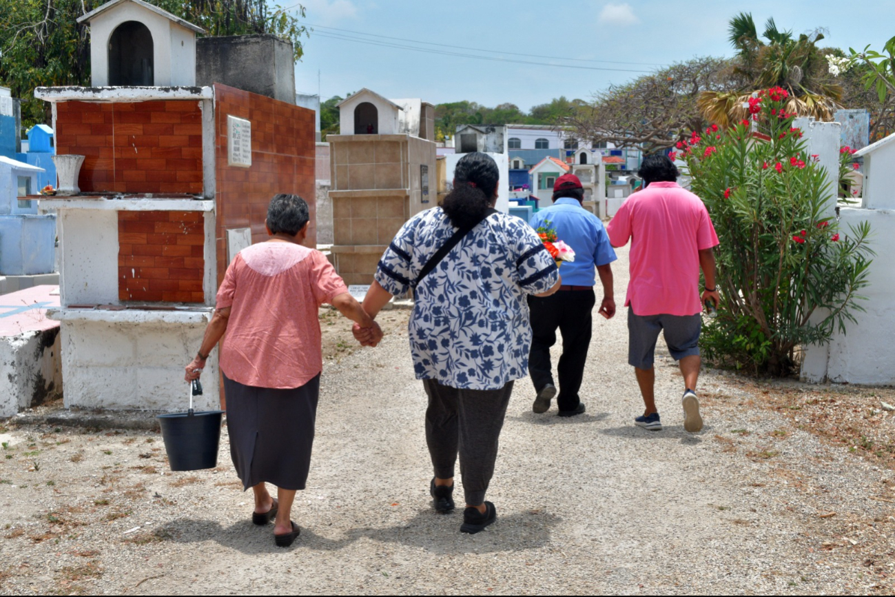 Los panteones de Campeche se llenaron de vida con flores, veladoras y visitas en el Día de las Madres.
