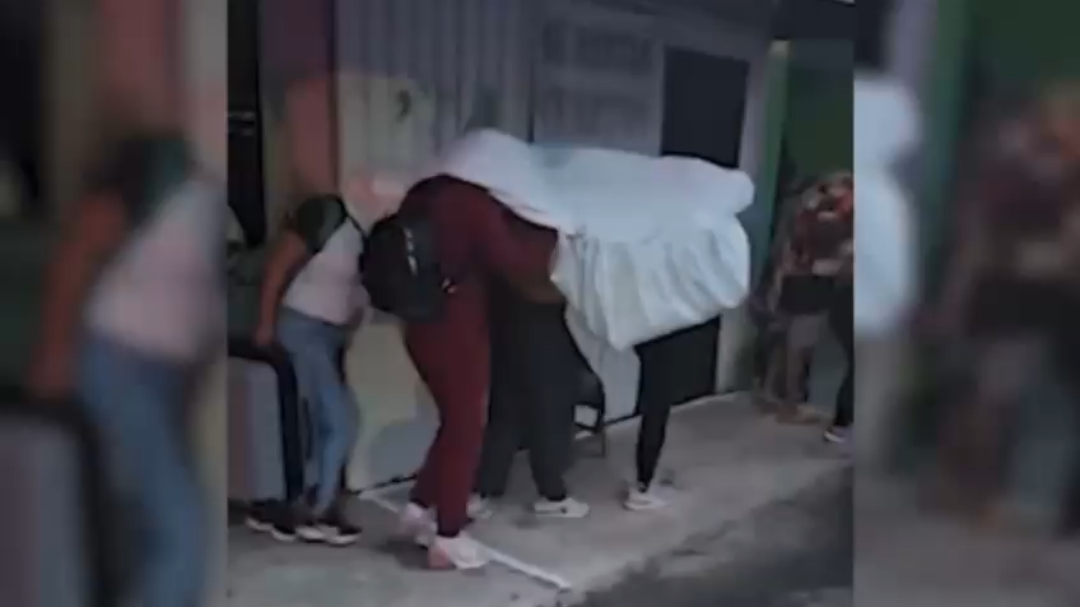 Momento en que las víctimas de trata fueron rescatadas de los domicilios. Momento en que las víctimas de trata fueron rescatadas de los domicilios.