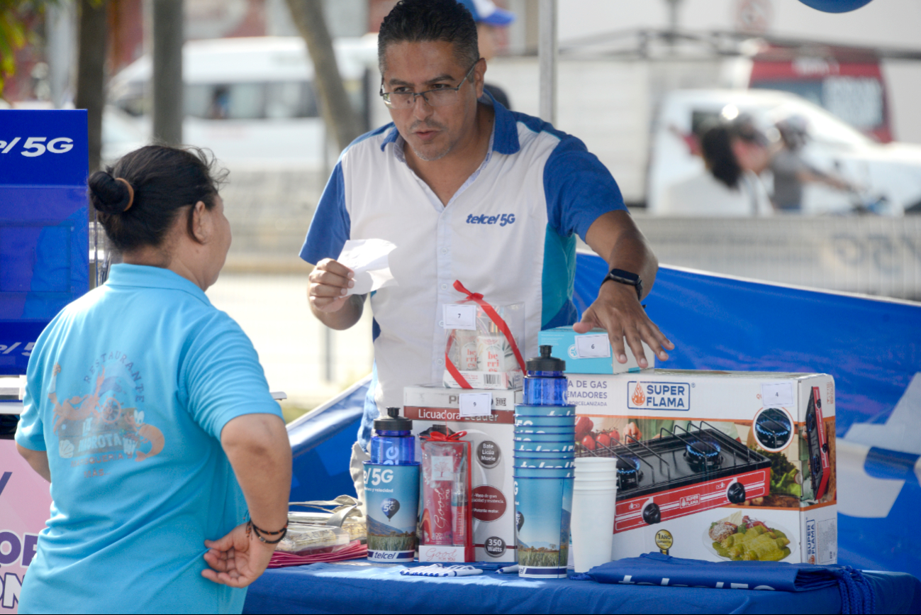 Restaurantes y centros de alojamiento agruparon al 23% de los trabajadores Restaurantes y centros de alojamiento agruparon al 23% de los trabajadores