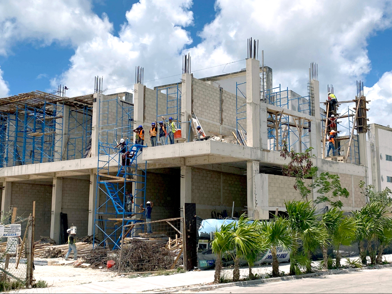 Trabajadores de Quintana Roo enfrentan el sol por necesidad, sin protección adecuada   