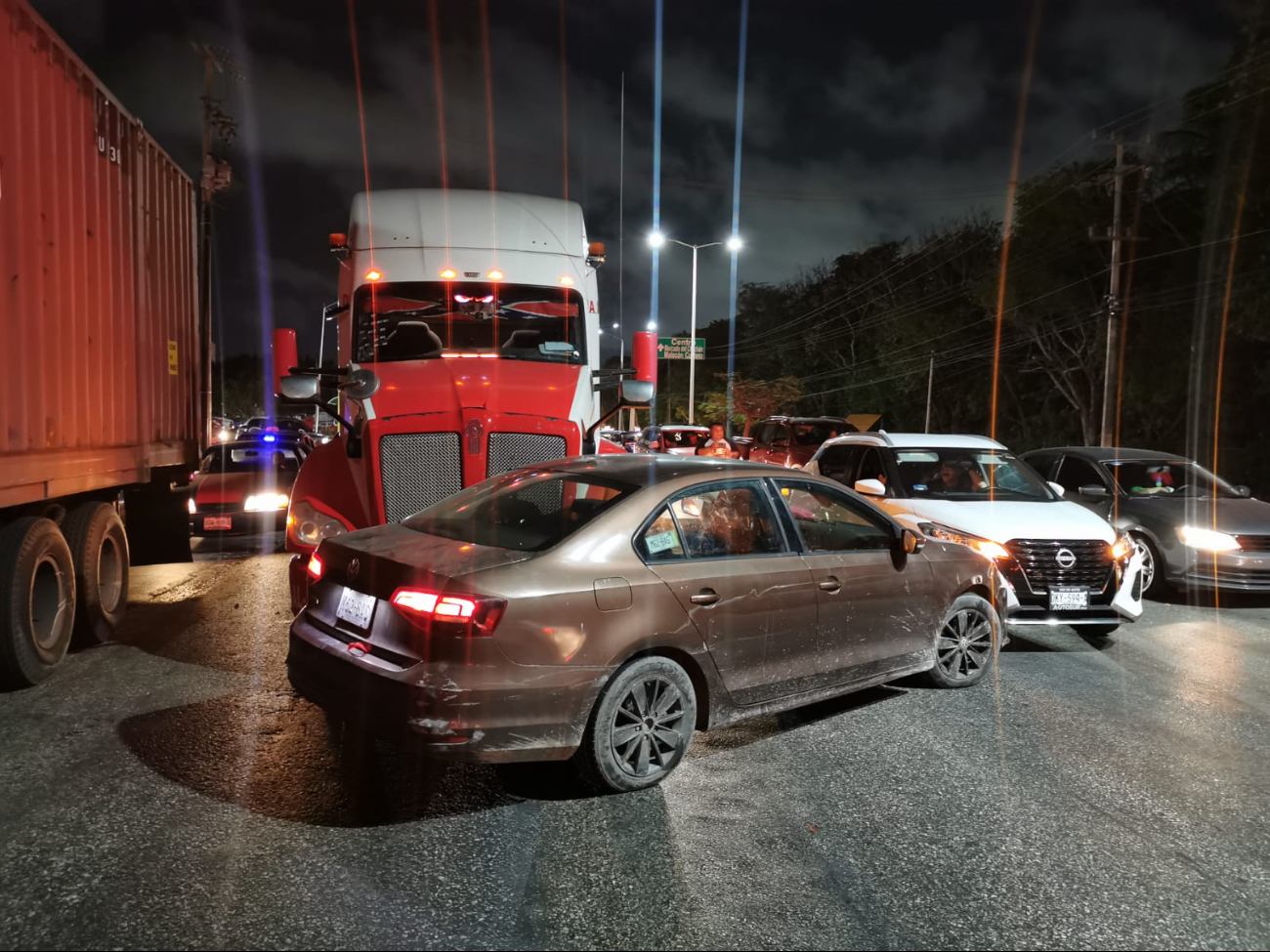Conductor ebrio provoca aparatoso choque en Ciudad del Carmen y huye del lugar