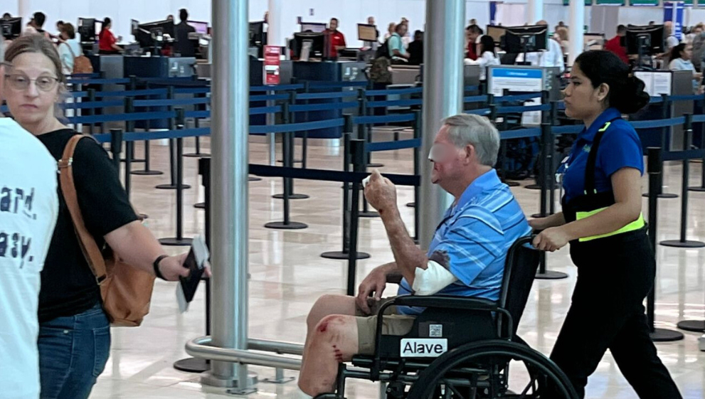 Turista cae en aeropuerto de Cancún por posible golpe de calor   