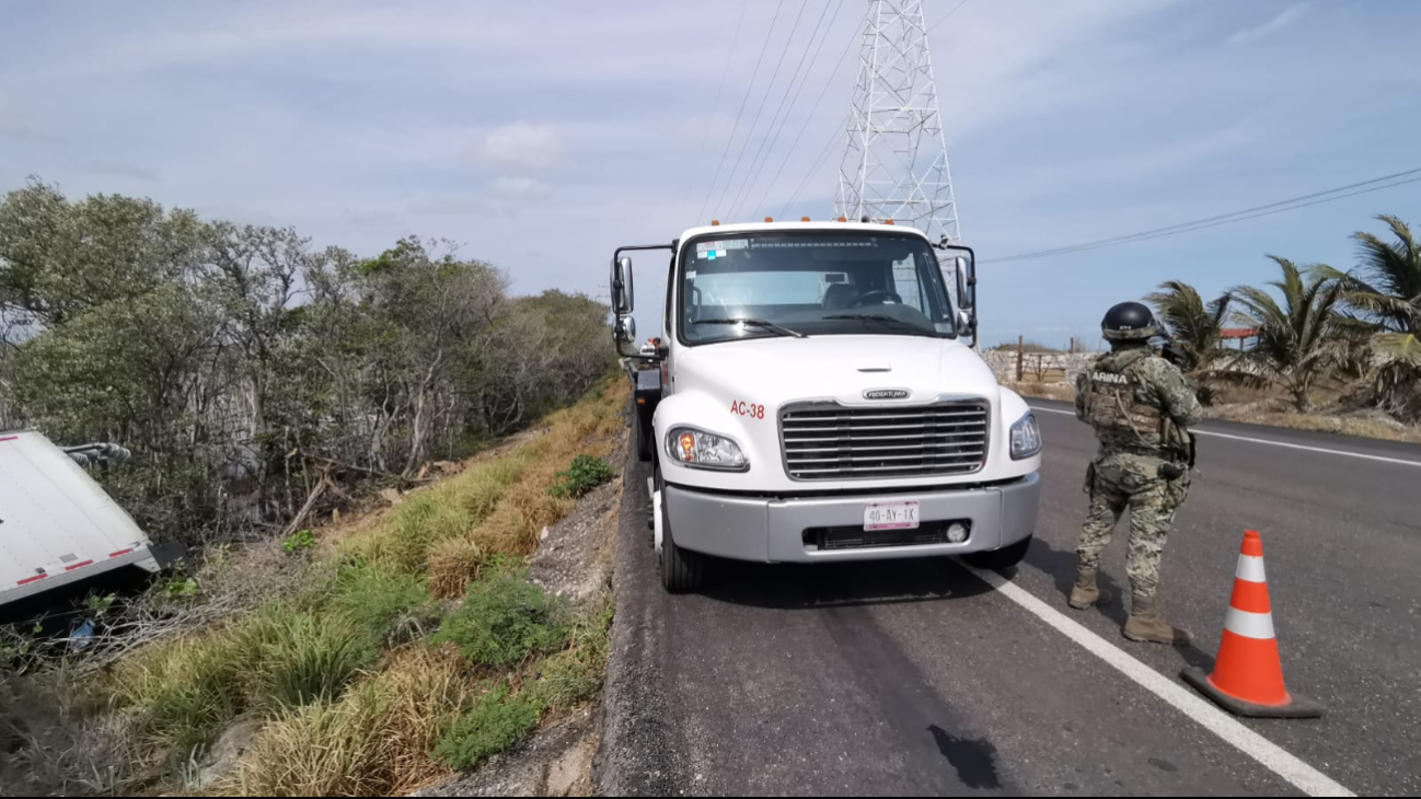 Accidente en la vía a Isla Aguada deja solo daños materiales y un gran susto Accidente en la vía a Isla Aguada deja solo daños materiales y un gran susto