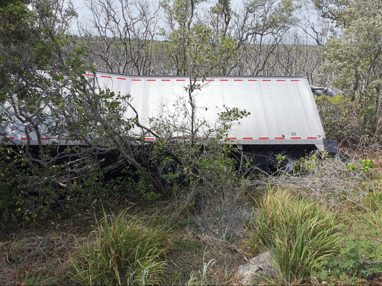 Tráiler vuelca en carretera de Ciudad del Carmen tras maniobra de emergencia