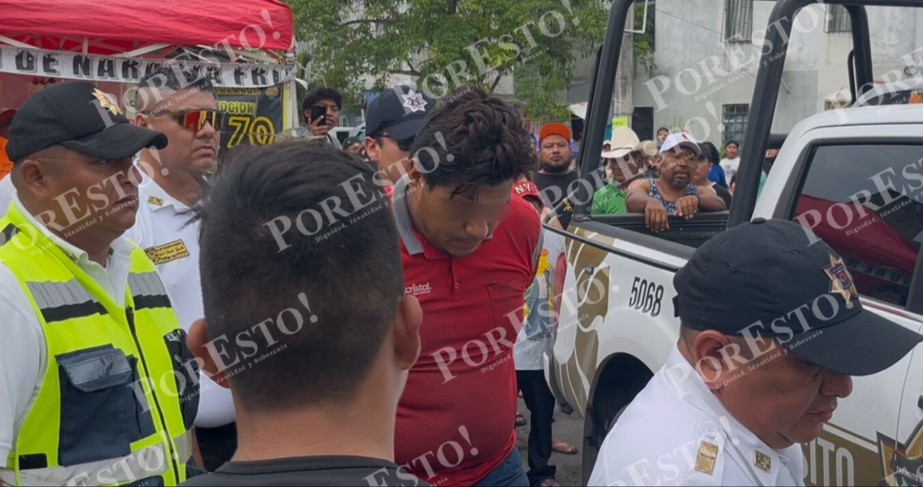 El conductor fue agredido por ciudadanos mientras era subido a la unidad policial El conductor fue agredido por ciudadanos mientras era subido a la unidad policial