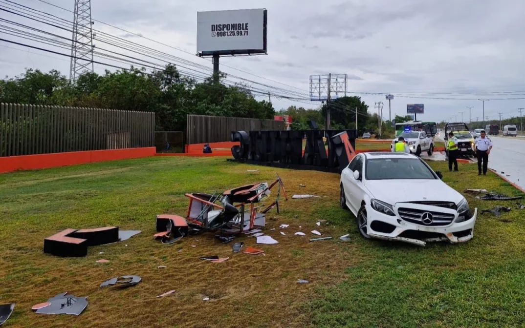 Conductor de un Mercedes Benz  termina estrellado en las letras de la Universidad Anáhuac de Cancún