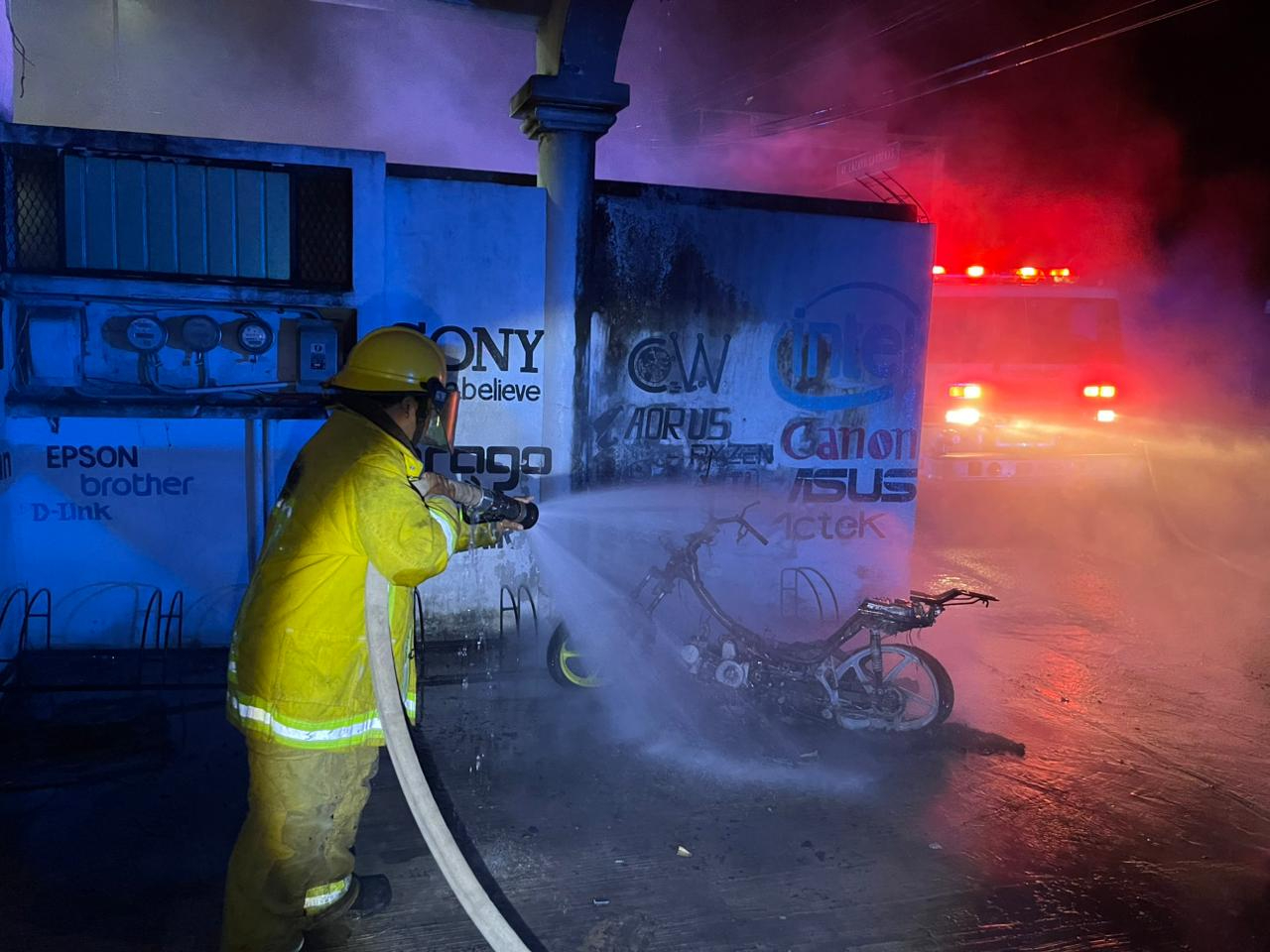 El cuerpo de bomberos usaron un total de mas de mil 500 litros de agua para apagar las llamas