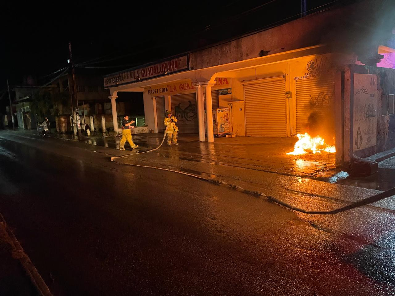 El fuego de la unidad pudo haber afectado una papelería, por lo que las acciones de los bomberos fueron rápidas El fuego de la unidad pudo haber afectado una papelería, por lo que las acciones de los bomberos fueron rápidas