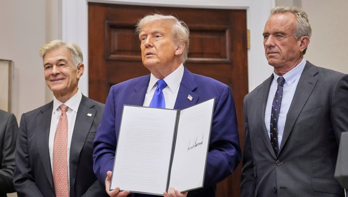 Donald Trump, presidente de Estados Unidos, mostrando la orden ejecutiva que firmó en materia de medicamentos Donald Trump, presidente de Estados Unidos, mostrando la orden ejecutiva que firmó en materia de medicamentos