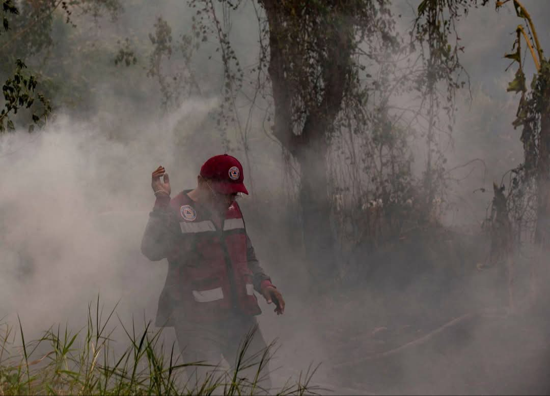 El incendio, aparentemente provocado por quema de basura, se salió de control. El incendio, aparentemente provocado por quema de basura, se salió de control.
