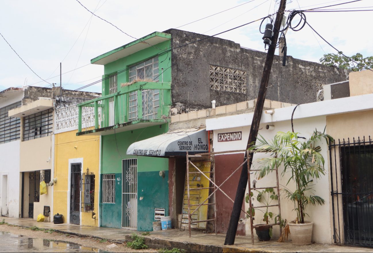 En la calle 43 se encuentra un madero que está recostado sobre un local En la calle 43 se encuentra un madero que está recostado sobre un local