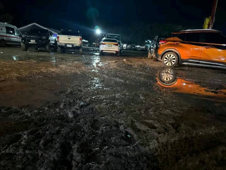 La lluvia y la presencia de asistentes deterioraron el terreno. La lluvia y la presencia de asistentes deterioraron el terreno.