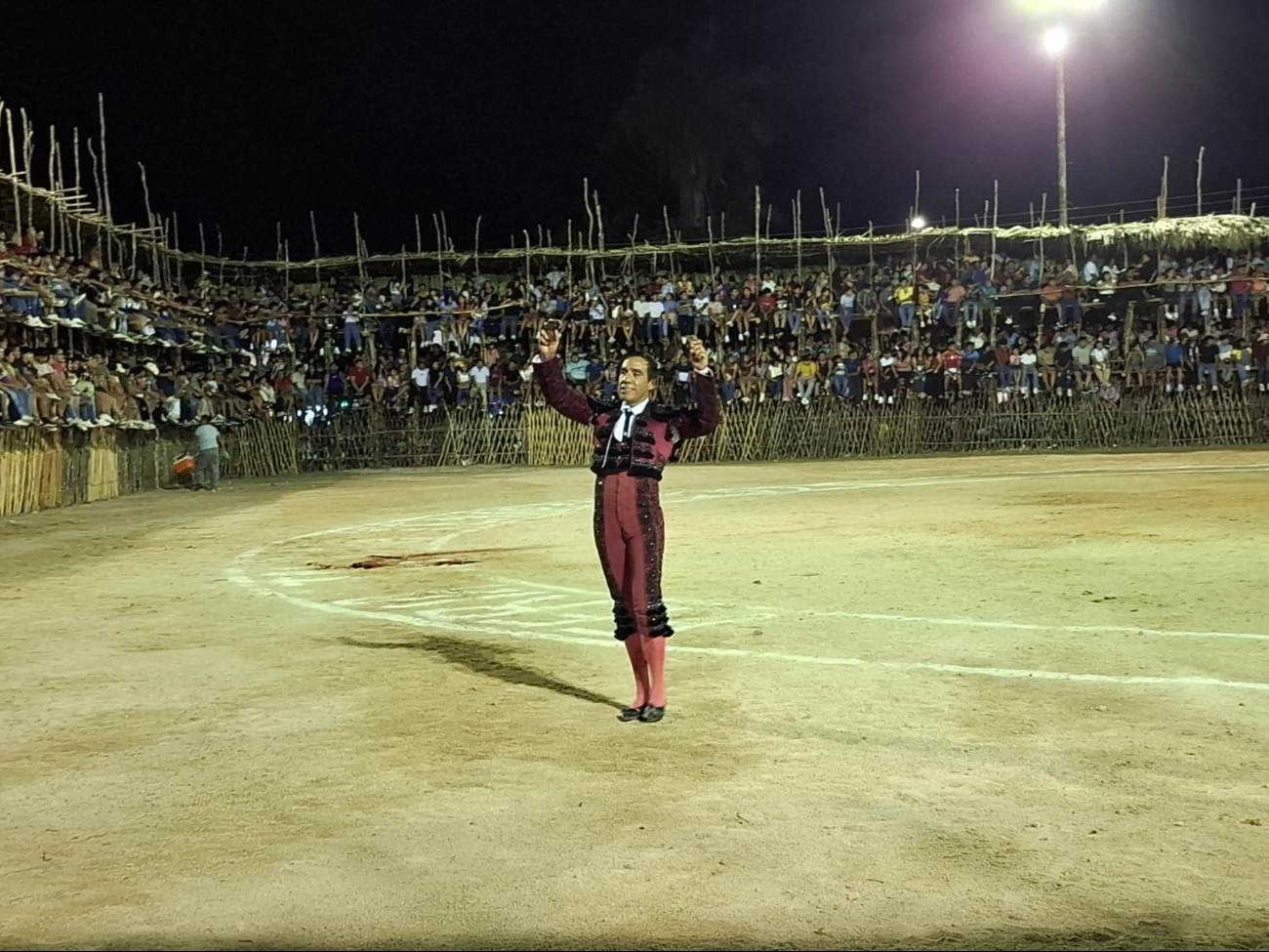 La matadora Luz Martínez fue revolcada en dos ocasiones por toros La matadora Luz Martínez fue revolcada en dos ocasiones por toros