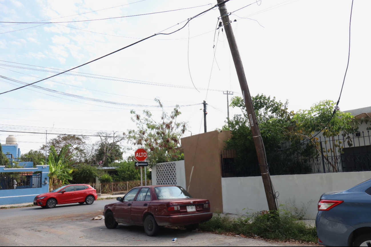 Los postes son un riesgo para los autos y las personas Los postes son un riesgo para los autos y las personas