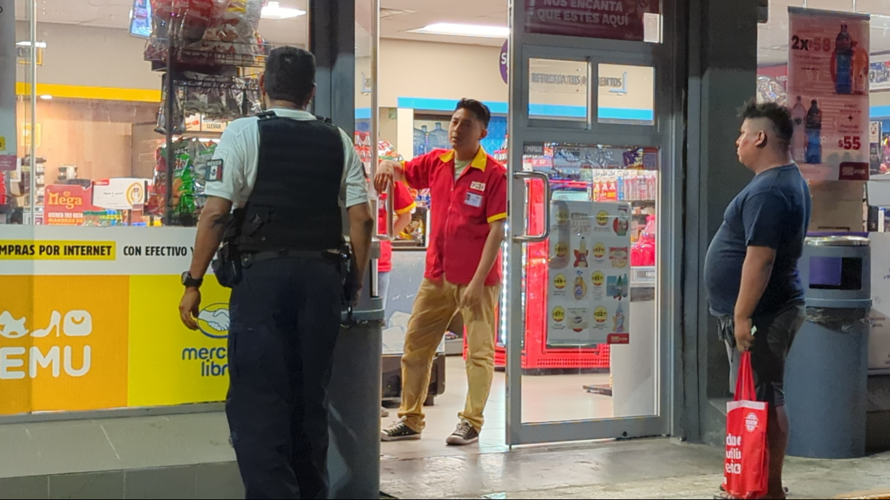 Robo en Oxxo de la colonia Aviación activa alarma silenciosa; ladrón huye con efectivo. Robo en Oxxo de la colonia Aviación activa alarma silenciosa; ladrón huye con efectivo.