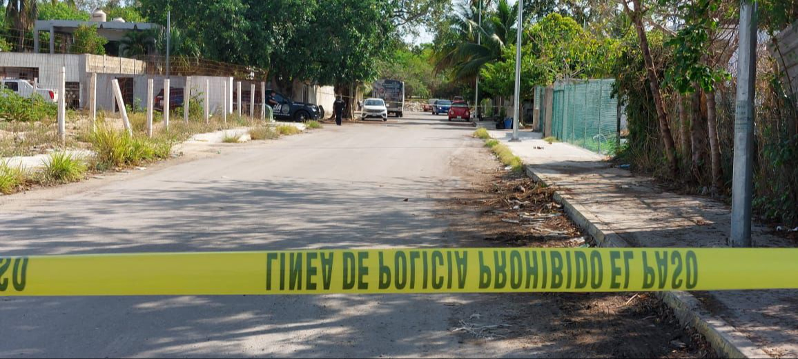 Asaltantes roban vehículo de un hombre mientras cargaba gasolina en Playa del Carmen