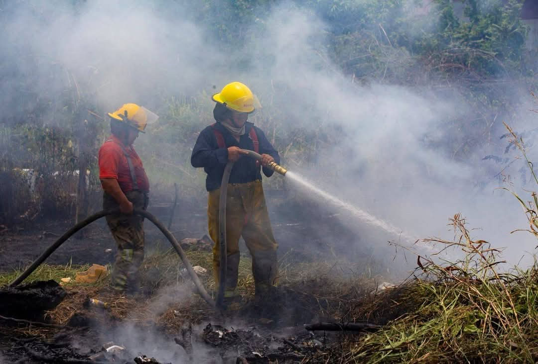 Quema de basura desata incendio en Escárcega y pone en riesgo a viviendas cercanas
