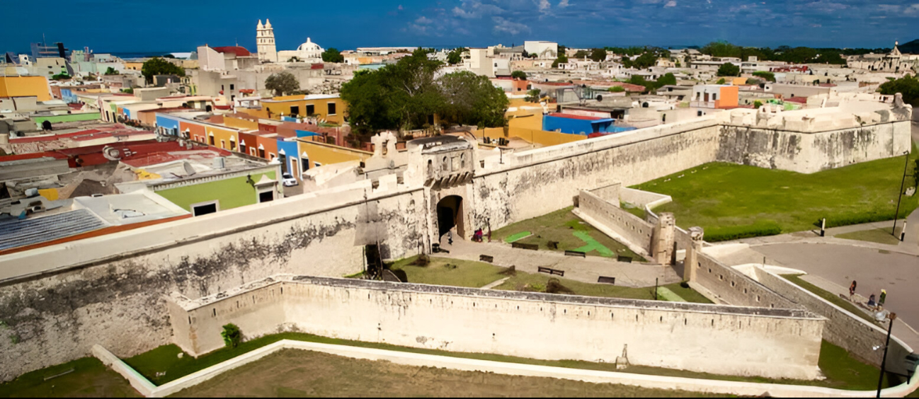 Campeche es la única ciudad amurallada de México, construida en el siglo XVII para defenderse de los piratas. Campeche es la única ciudad amurallada de México, construida en el siglo XVII para defenderse de los piratas.