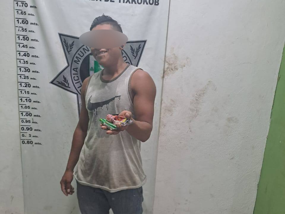 El hombre fue captado por una cámara de seguridad sustrayendo las golosinas
