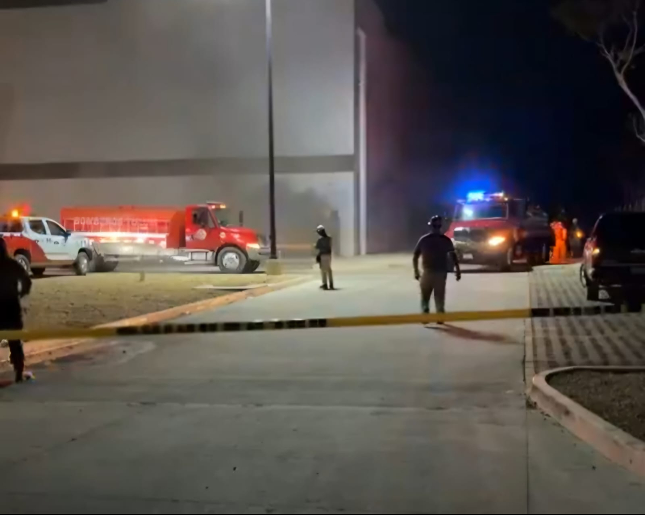 Incendio en una bodega de un supermercado en Tulum, movilizó al Heroico Cuerpo de Bomberos