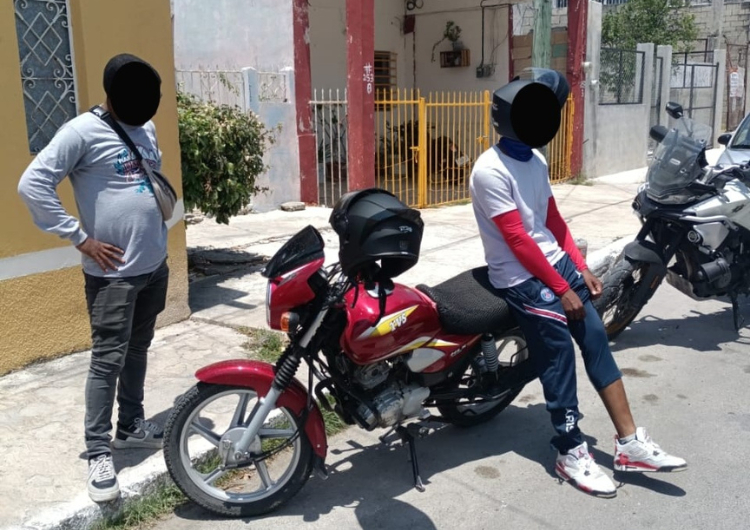 Los sujetos circulaban en una motocicleta roja y mostraron una actitud sospechosa.