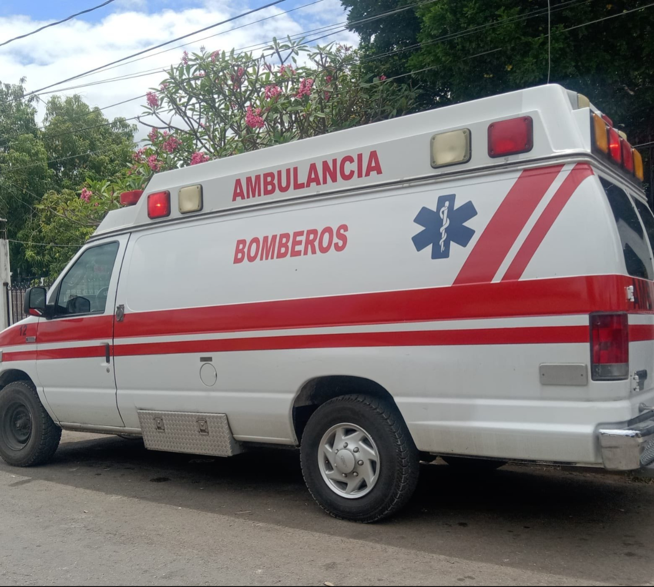 Paramédicos junto a bomberos asistieron a la zona para proveer apoyo. Paramédicos junto a bomberos asistieron a la zona para proveer apoyo.