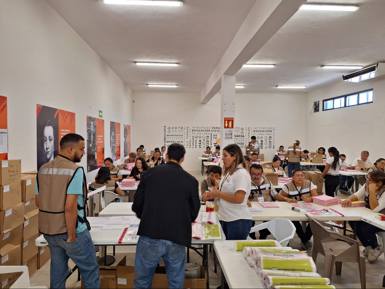 Personal del Iepac se encarga del sellado de las boletas Personal del Iepac se encarga del sellado de las boletas