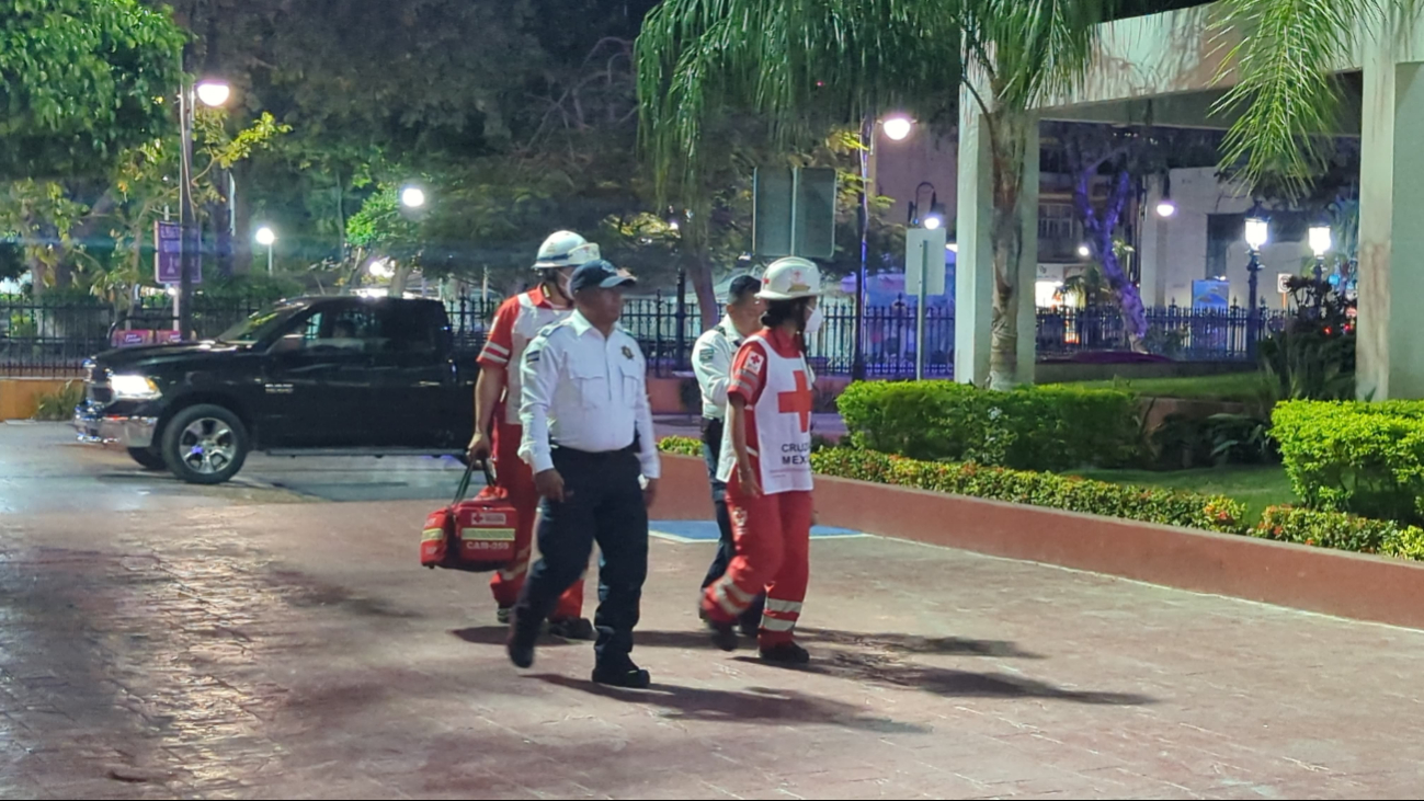 Policía lo intercepta y pide atención médica urgente. Policía lo intercepta y pide atención médica urgente.