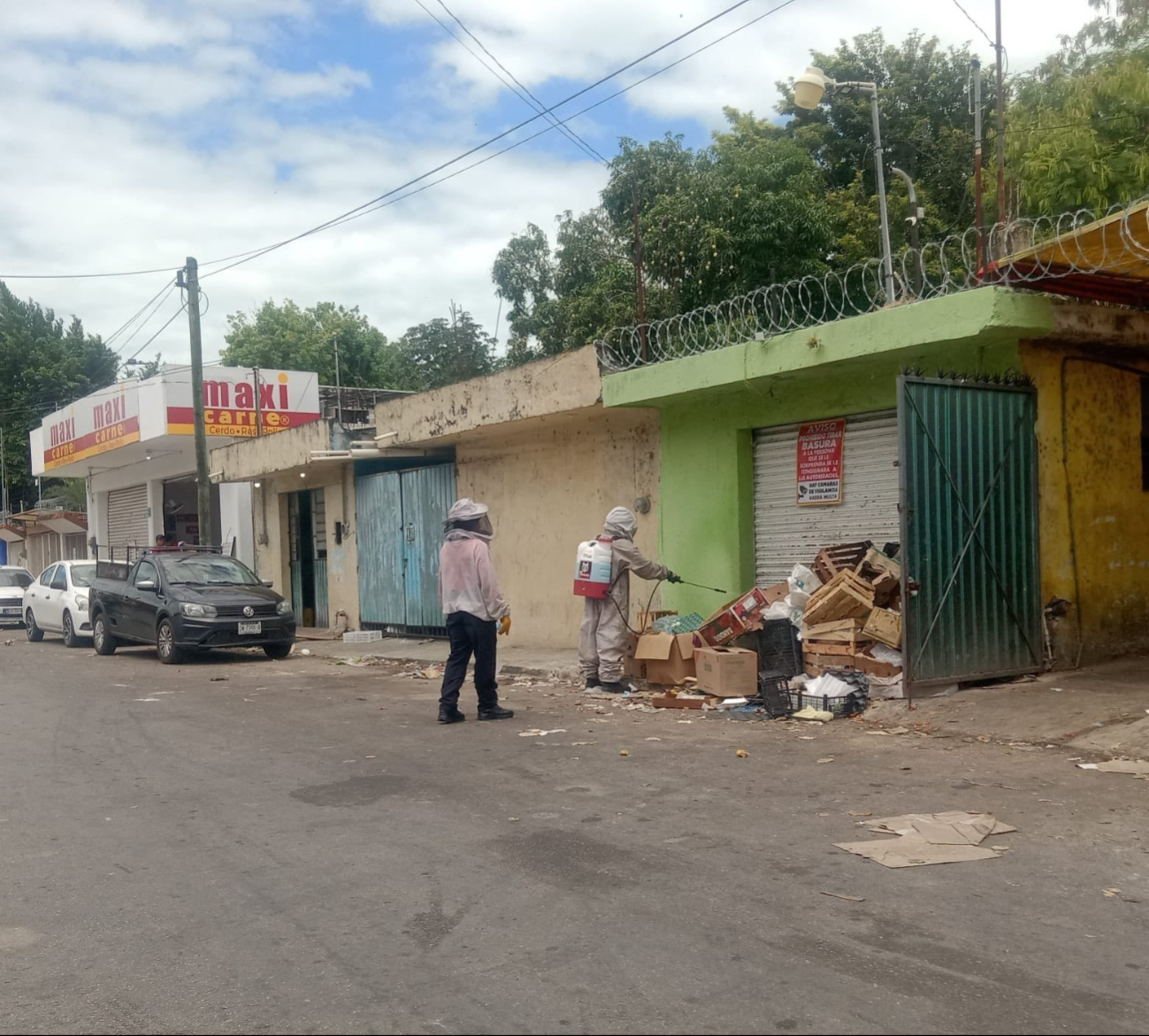 Se estableció un perímetro de seguridad para evitar que gente en la cercanía fuera afectada. Se estableció un perímetro de seguridad para evitar que gente en la cercanía fuera afectada.