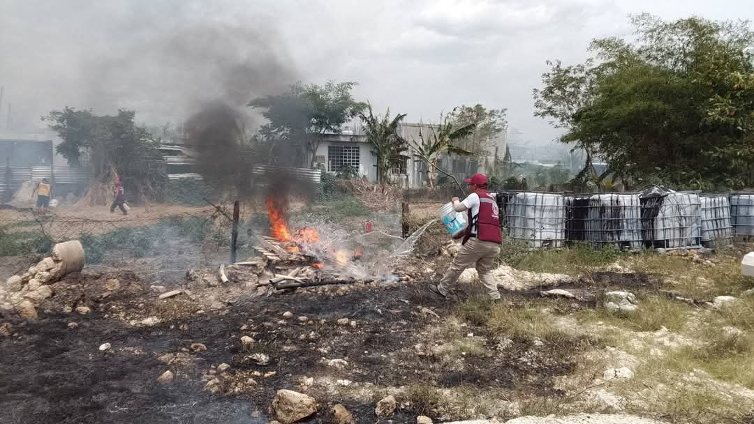 Otra quema de basura se sale de control en Escárcega; intervienen bomberos   