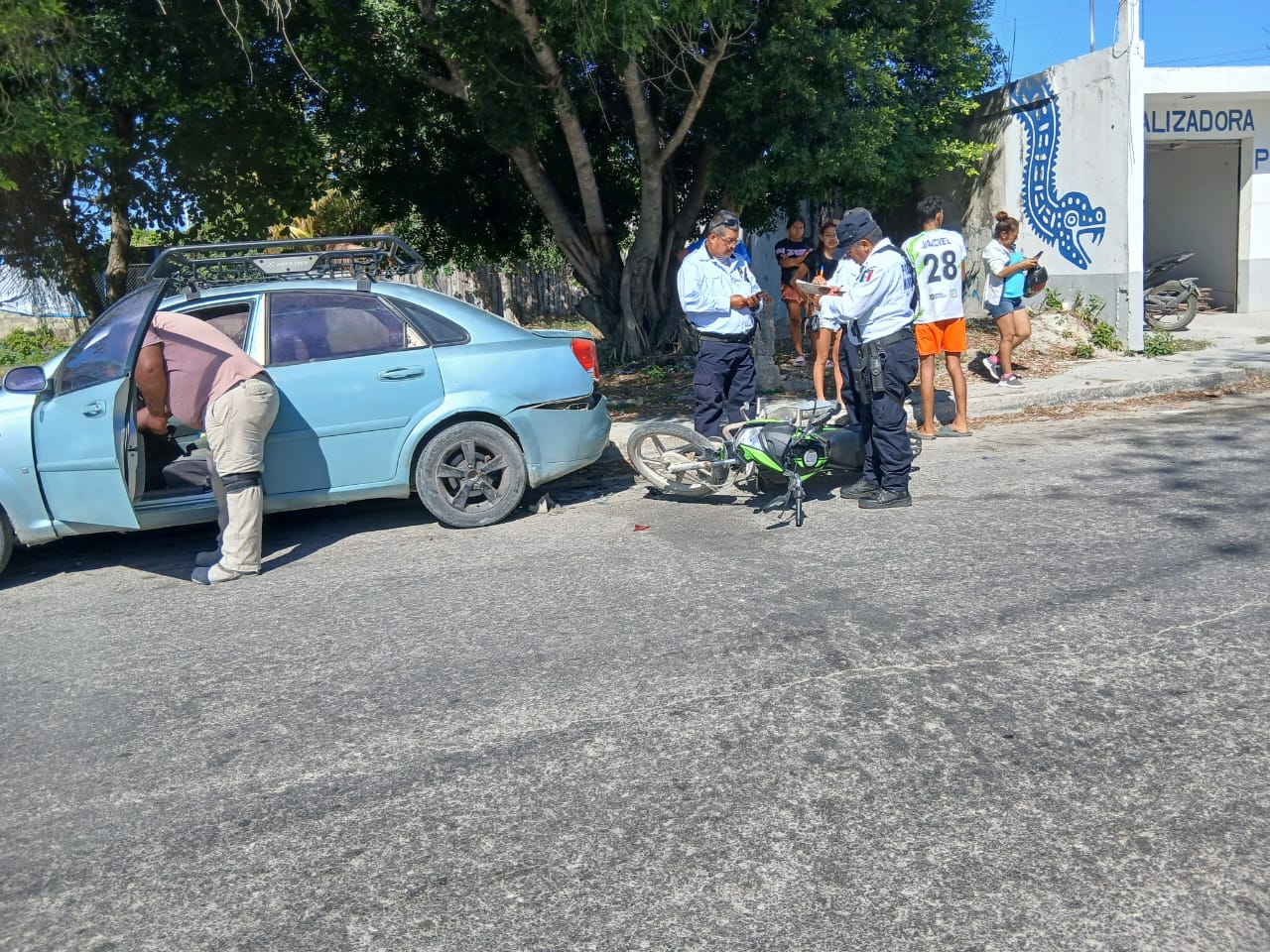 Madre e hija sufren fracturas tras chocar en moto contra auto estacionado en Escárcega 