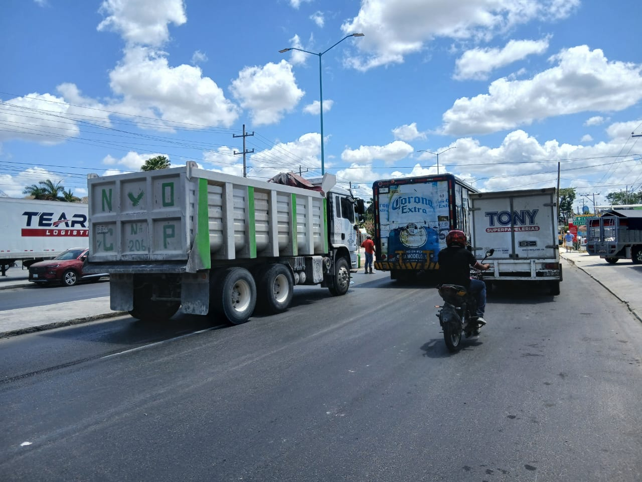 Fuerte choque entre camiones obstruye vialidad en Escárcega