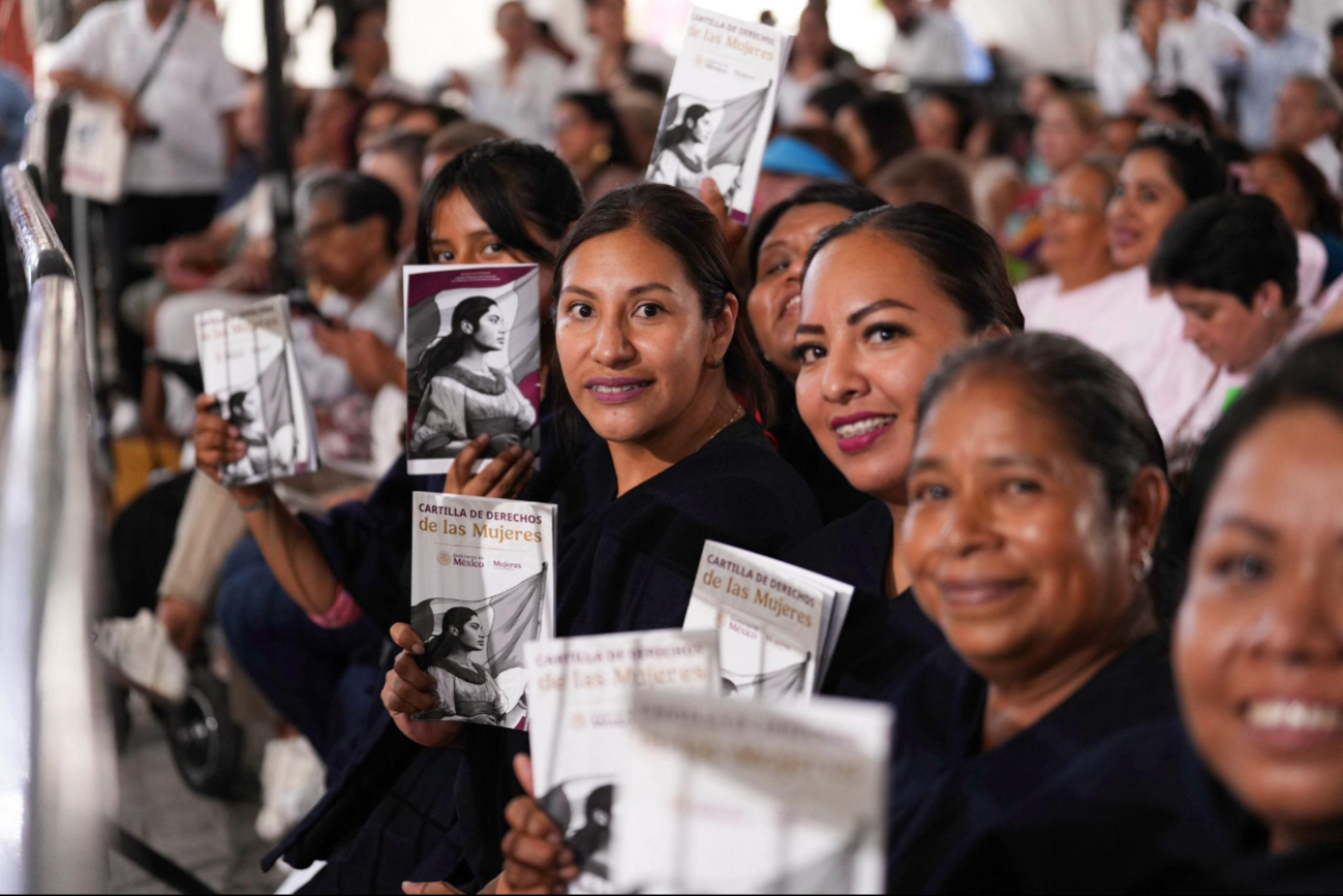 Durante el evento, Claudia Sheinbaum dio a conocer la Cartilla de Derechos de las Mujeres. Durante el evento, Claudia Sheinbaum dio a conocer la Cartilla de Derechos de las Mujeres.
