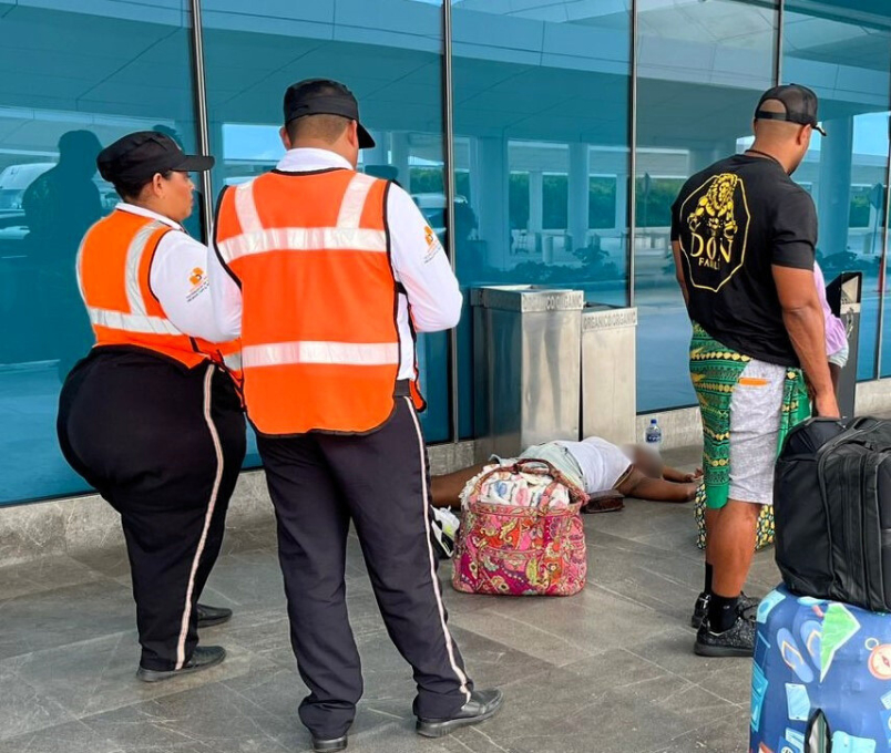 Golpe de calor en la T4: Turista terminó en el suelo del aeropuerto de Cancún por las altas temperaturas