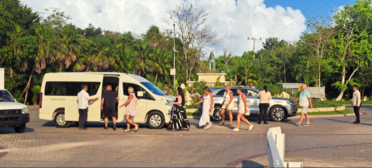 Los turistas fueron desalojados como medida de prevención. Los turistas fueron desalojados como medida de prevención.