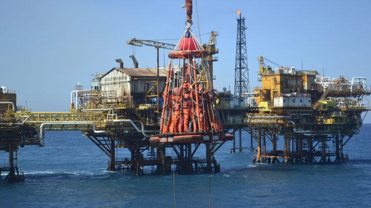 Obreros sin sueldo en Carmen; sindicato acusa a contratistas de retener pagos de Pemex   