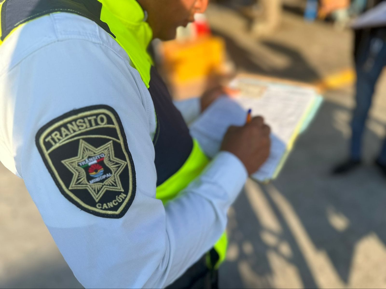 Por extorsión investigan a policías de tránsito de Cancún 
