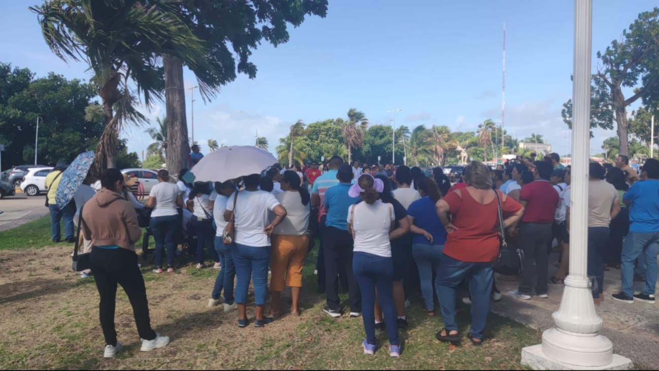 5 mil maestros en Chetumal se manifestaron dejando sin clases a unos 200 mil alumnos 5 mil maestros en Chetumal se manifestaron dejando sin clases a unos 200 mil alumnos