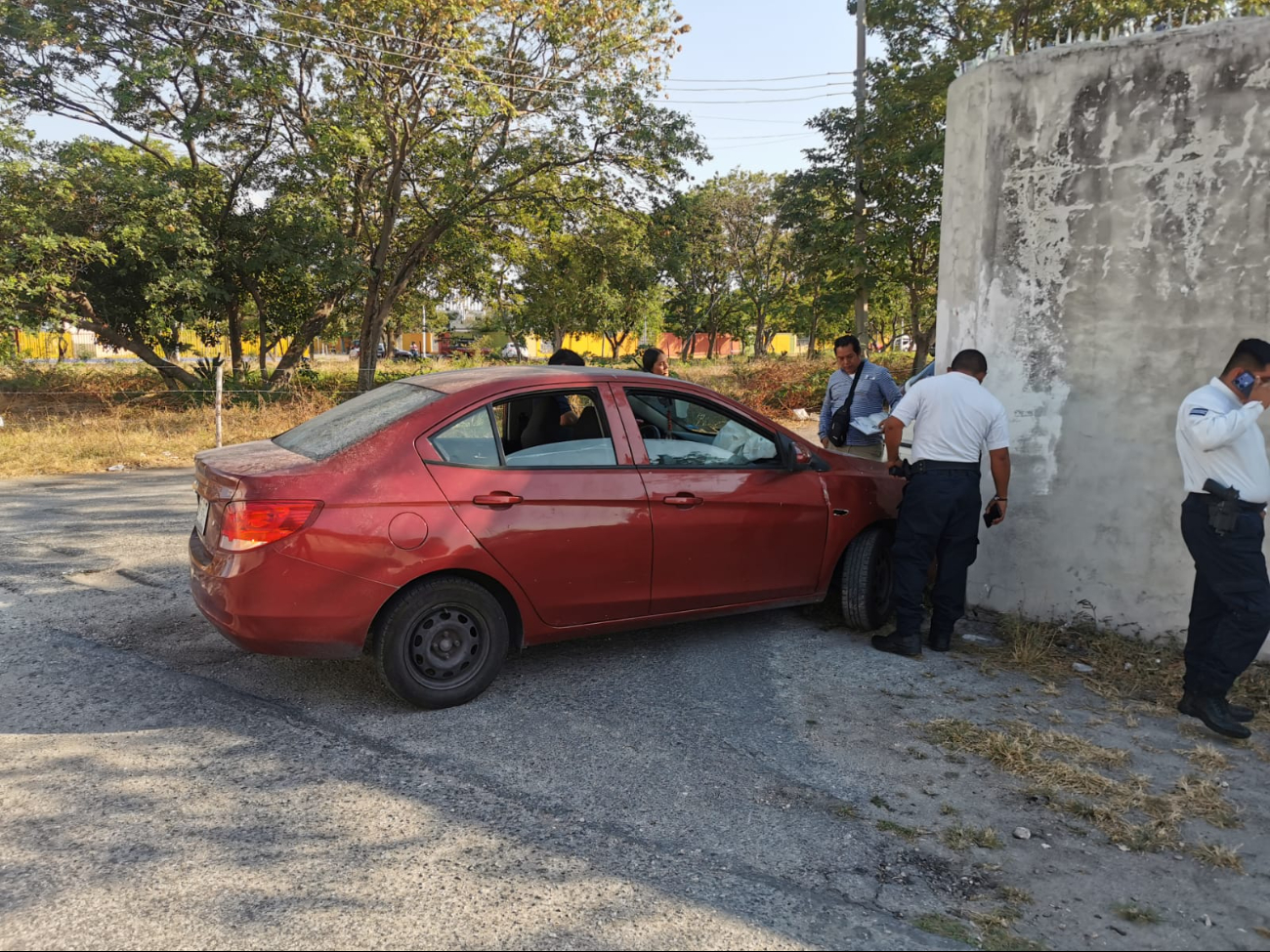 Conductor se estrella contra una barda en Ciudad del Carmen tras fallida maniobra