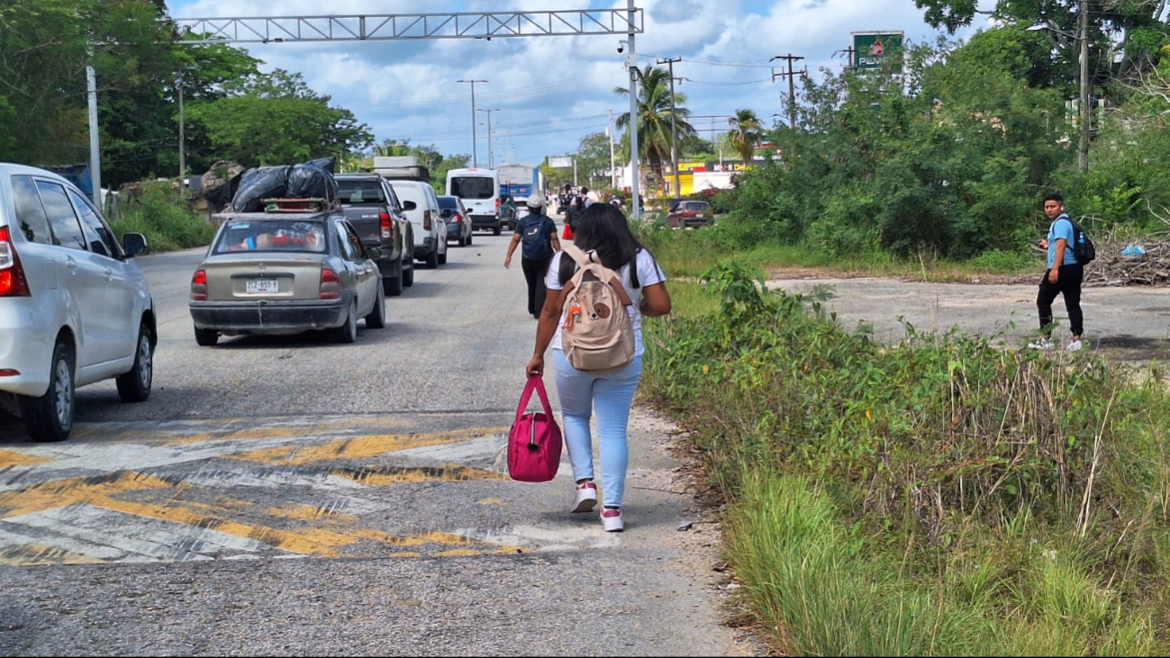 Debido al tráfico, personas tuvieron que bajar de las unidades de transporte para continuar su camino a pie Debido al tráfico, personas tuvieron que bajar de las unidades de transporte para continuar su camino a pie
